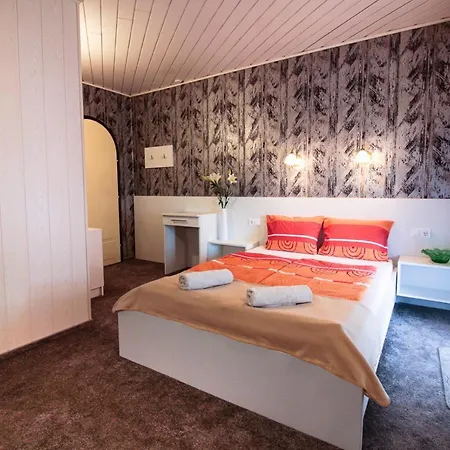 Emi Vendeghaz Konukevi 4*